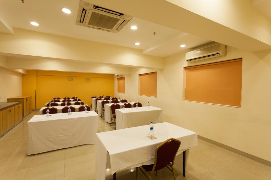 Ahmedabad Vastrapur Hotell Exteriör bild