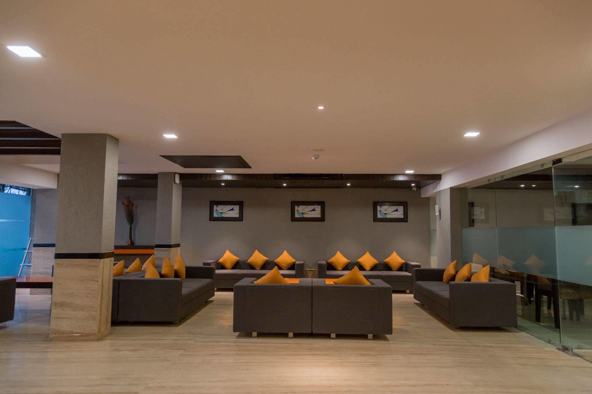 Ahmedabad Vastrapur Hotell Exteriör bild
