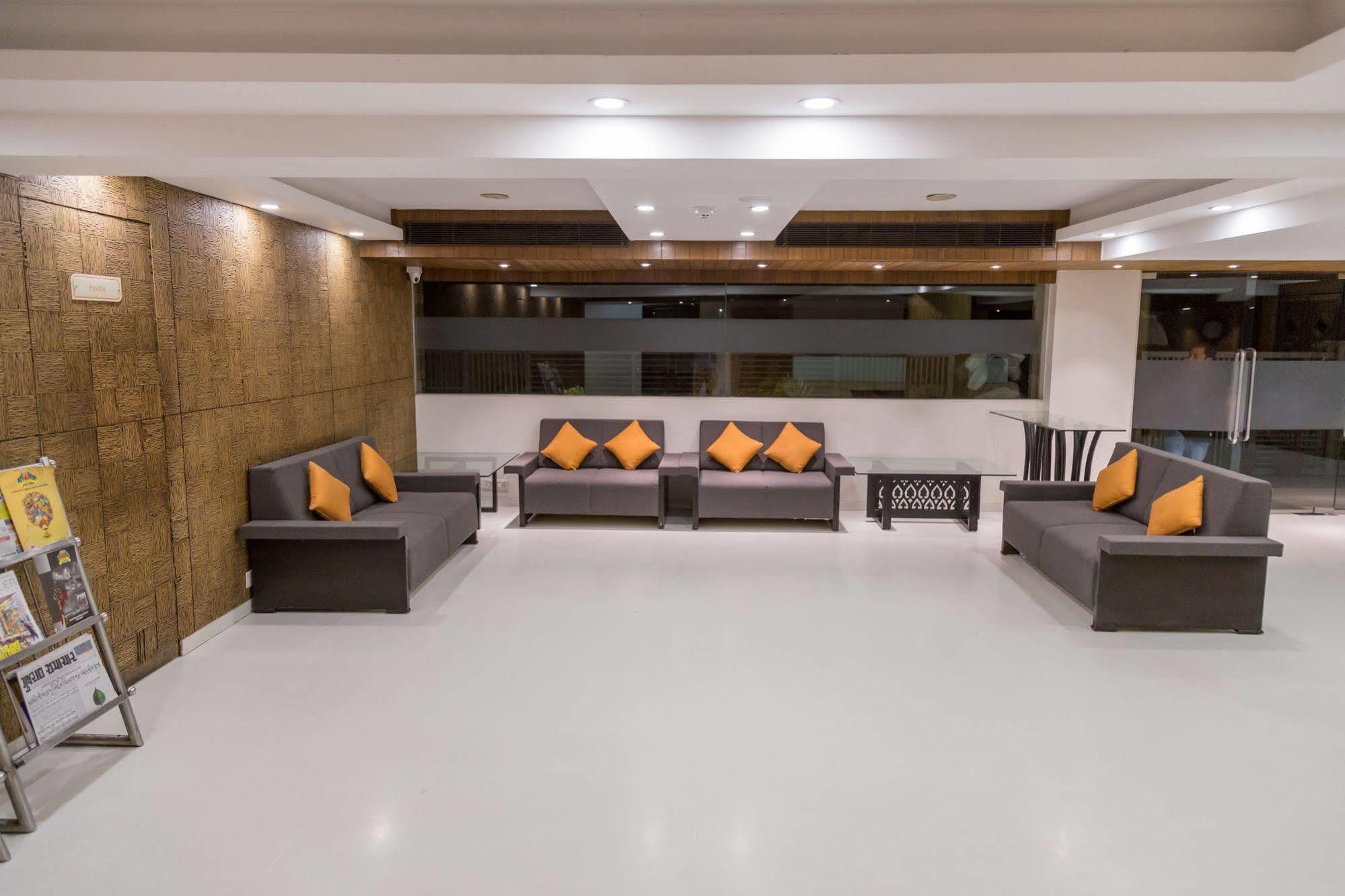 Ahmedabad Vastrapur Hotell Exteriör bild