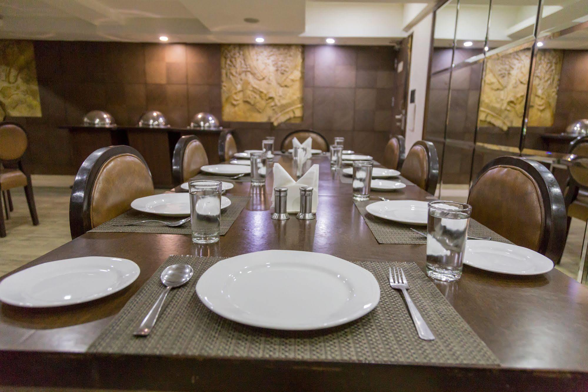 Ahmedabad Vastrapur Hotell Exteriör bild