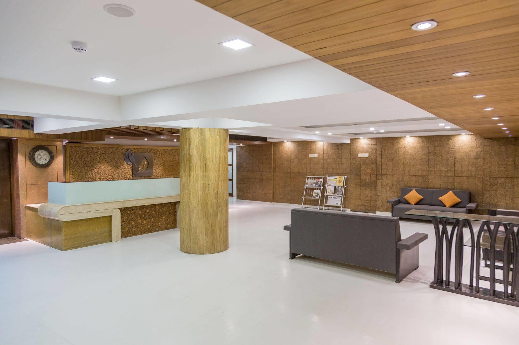 Ahmedabad Vastrapur Hotell Exteriör bild