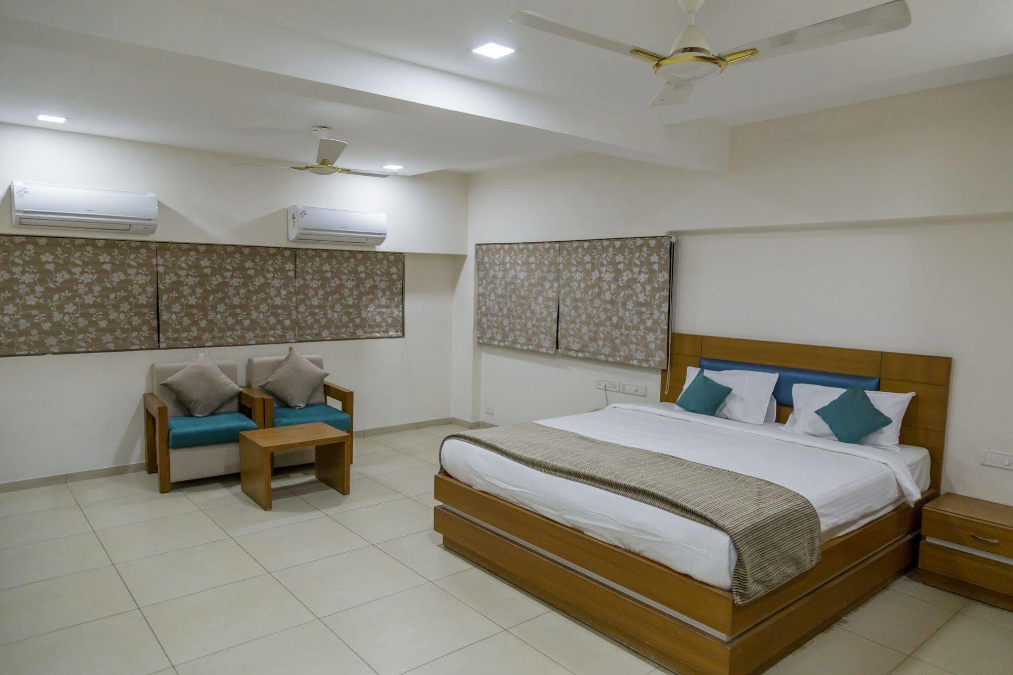 Ahmedabad Vastrapur Hotell Exteriör bild