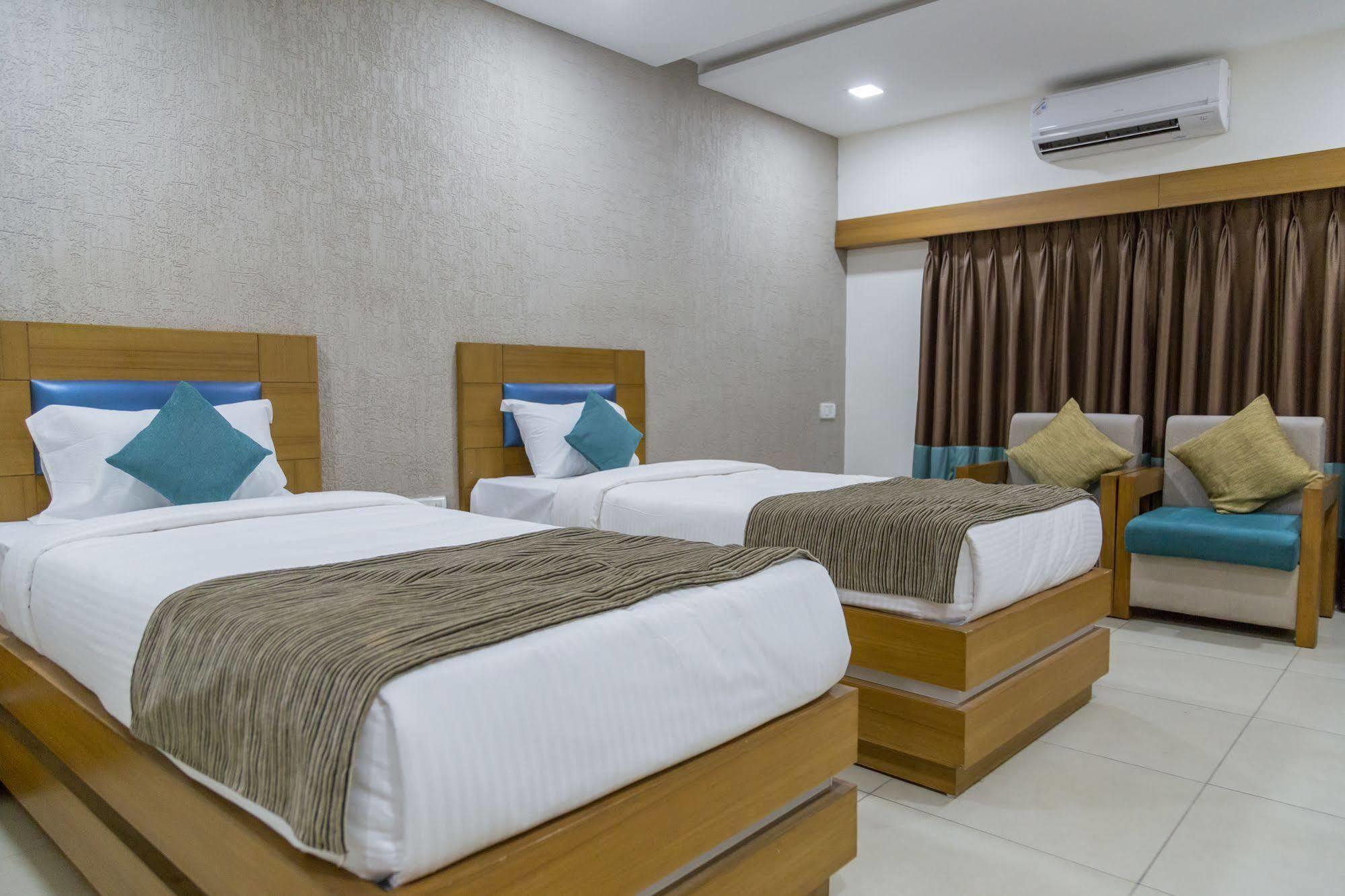 Ahmedabad Vastrapur Hotell Exteriör bild