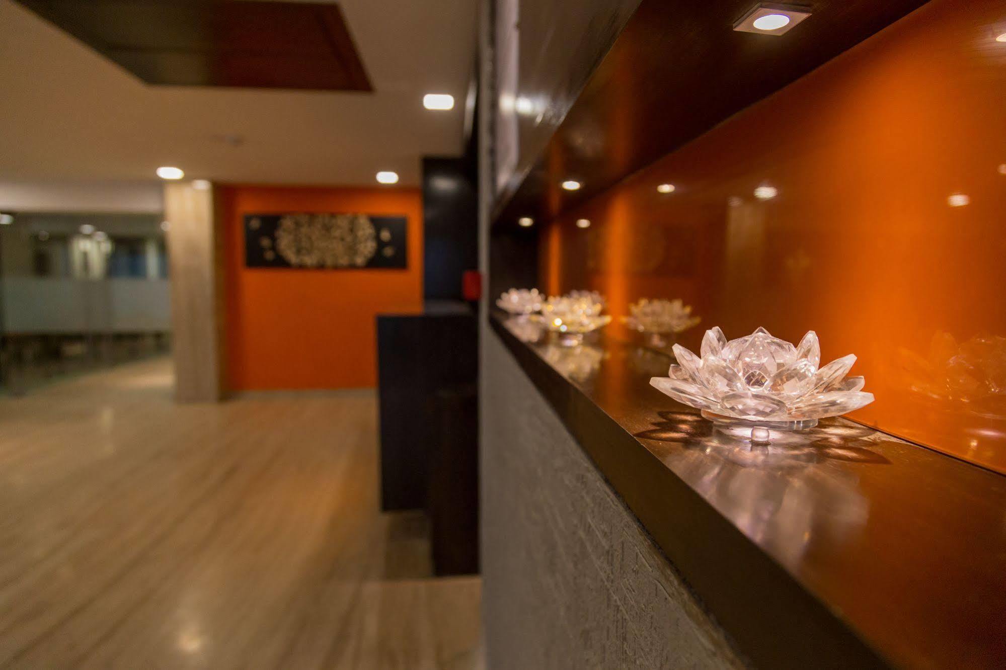 Ahmedabad Vastrapur Hotell Exteriör bild