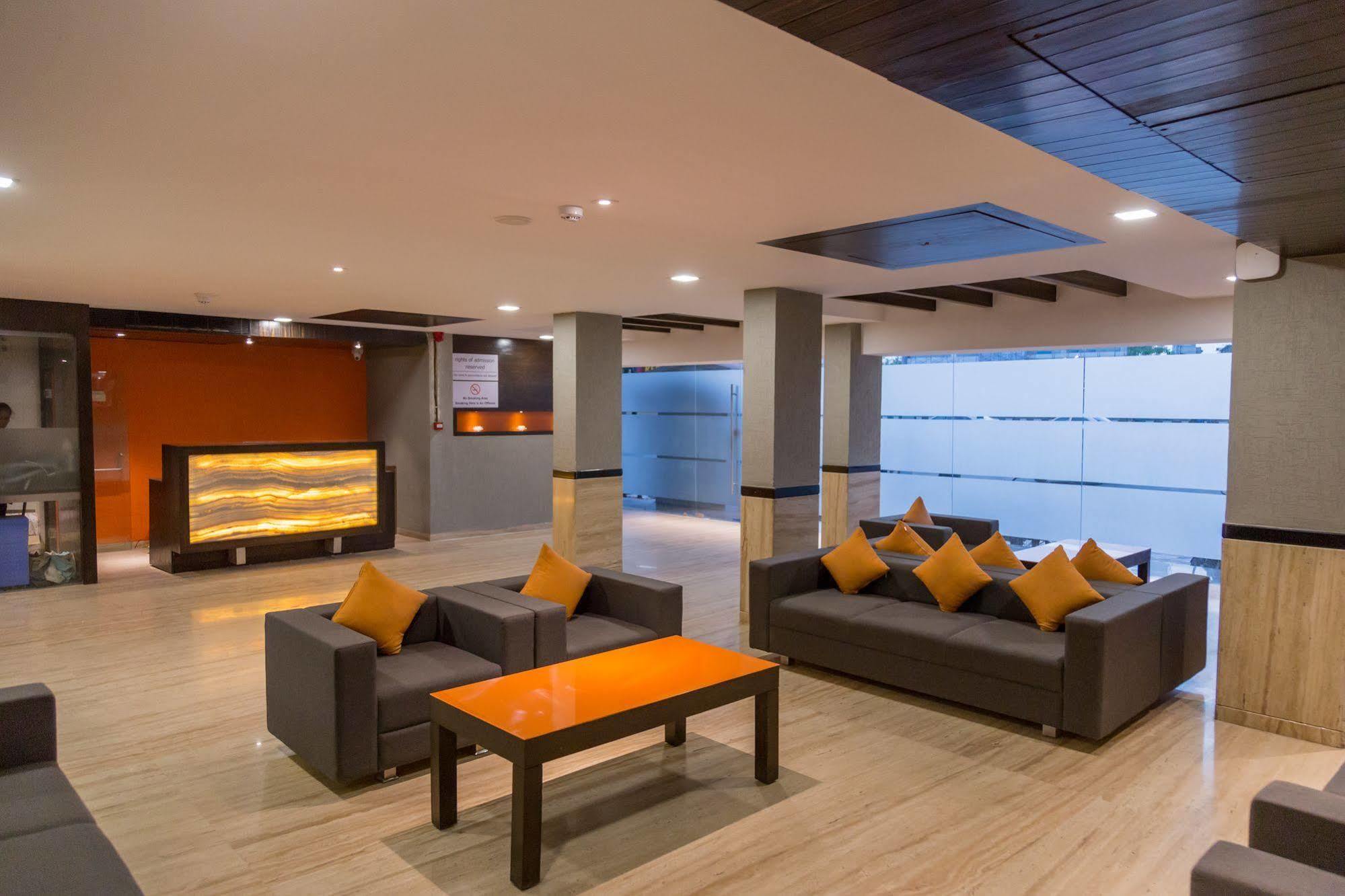 Ahmedabad Vastrapur Hotell Exteriör bild