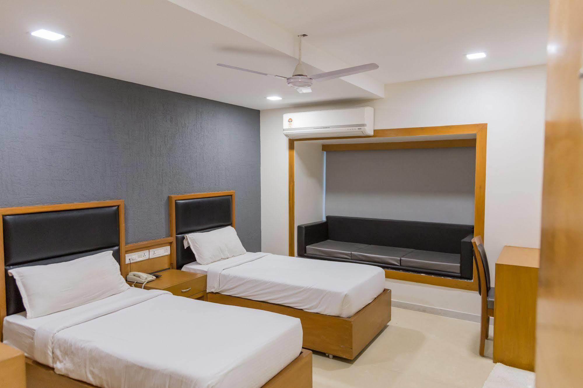 Ahmedabad Vastrapur Hotell Exteriör bild