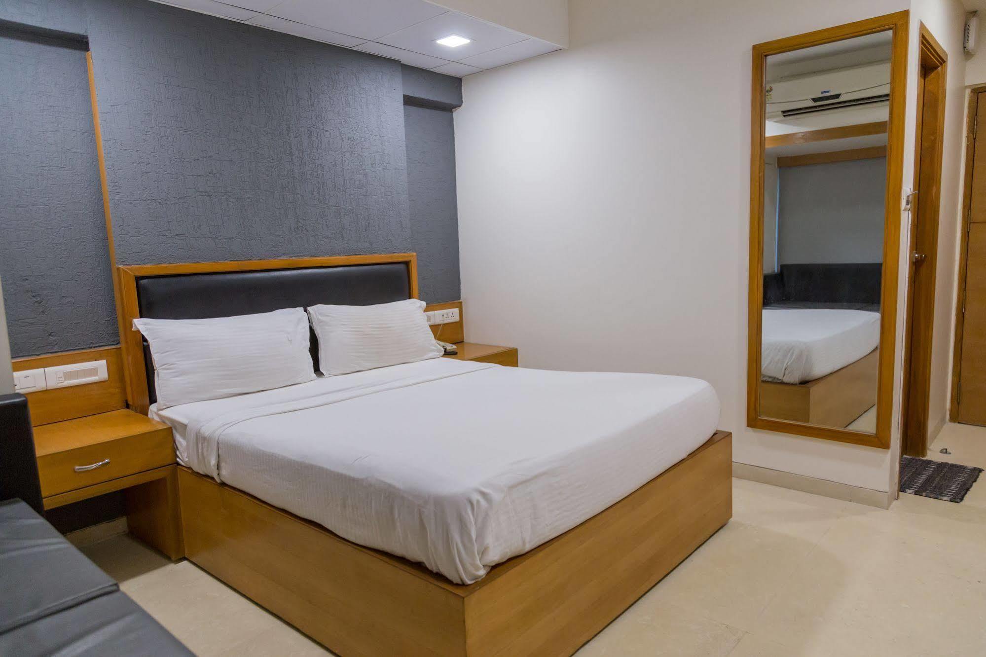 Ahmedabad Vastrapur Hotell Exteriör bild