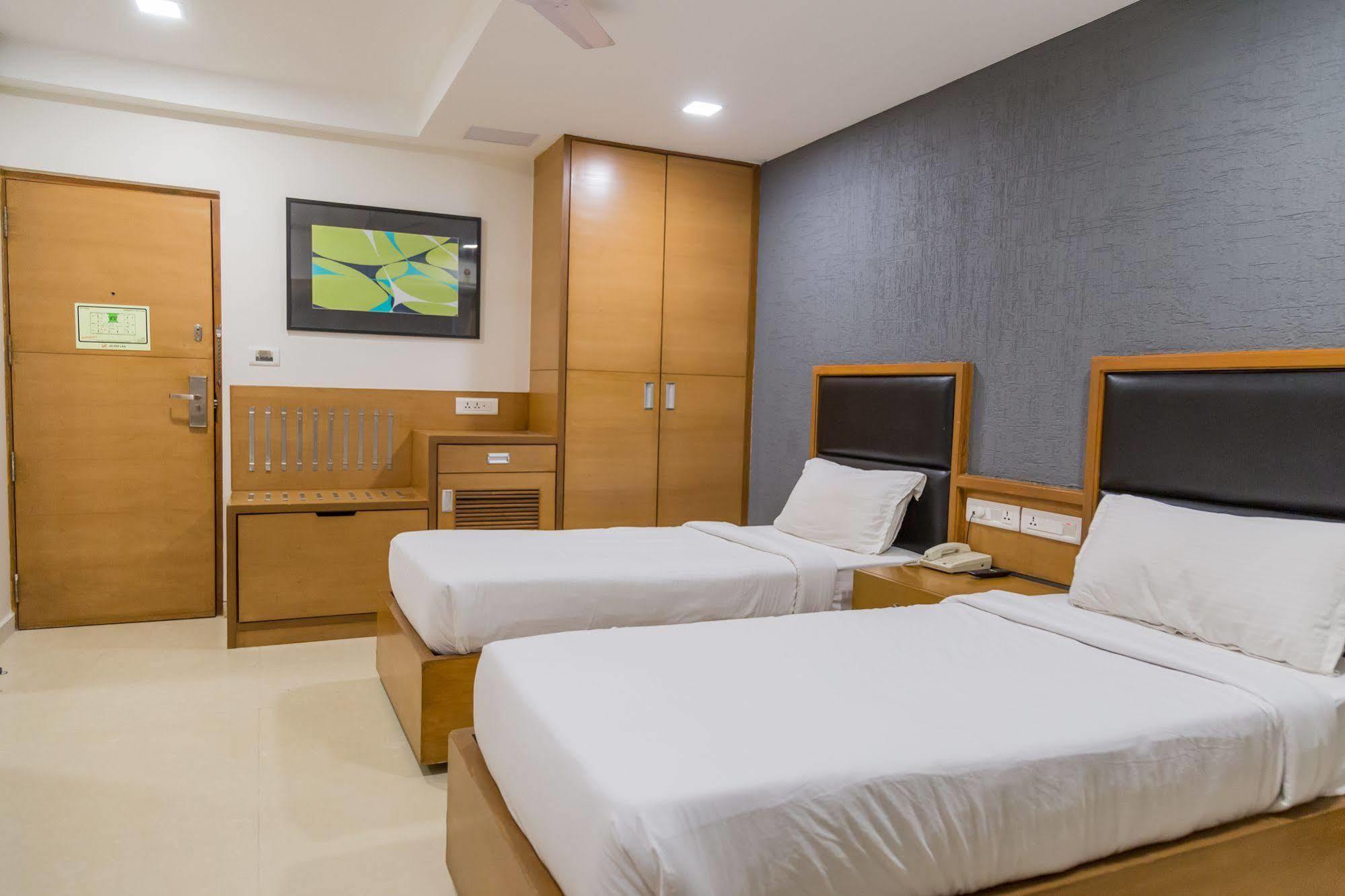 Ahmedabad Vastrapur Hotell Exteriör bild