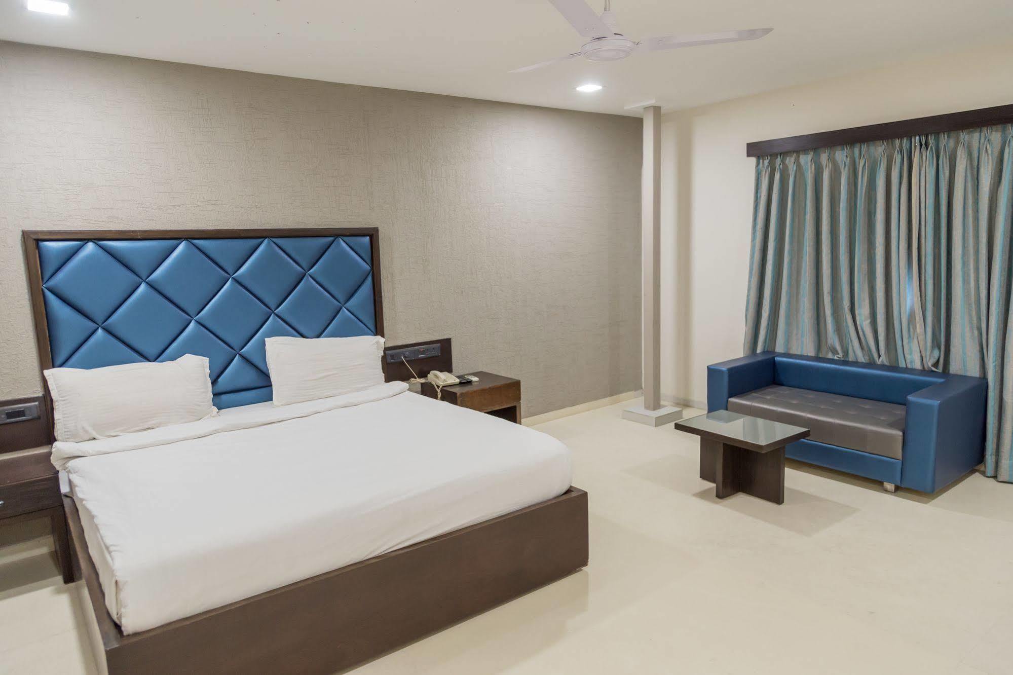 Ahmedabad Vastrapur Hotell Exteriör bild